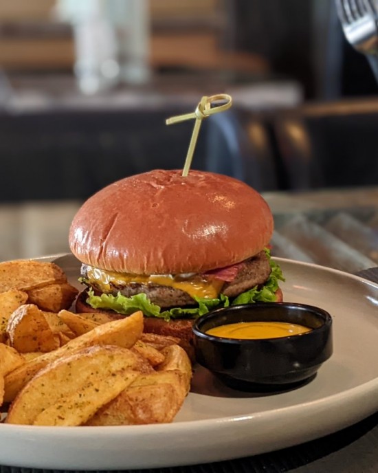 Burger (Ψωμάκι Brioche  / Μπιφτέκι 120γρ)
